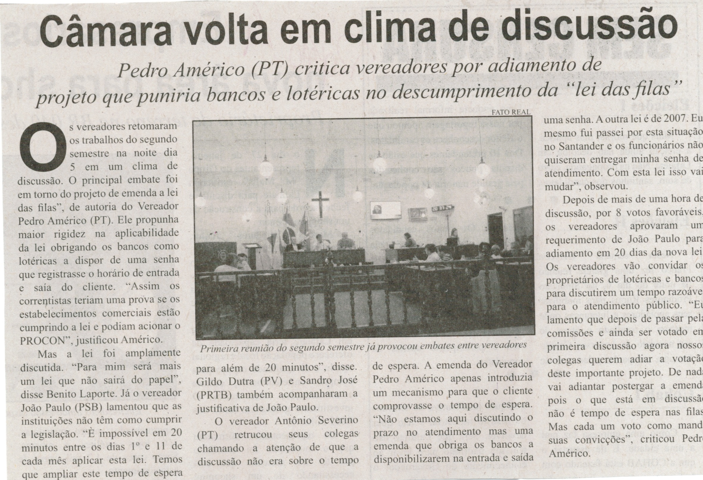 Câmara volta em clima de discussão: Pedro Américo (PT) critica vereadores por adiamento de projeto que puniria bancos e lotéricas no descumprimento da " Leis das filas". Correio de Minas, Conselheiro Lafaiete, 09 ago. 2014, p. 4.