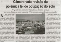 Câmara vota revisão da polêmica lei de ocupação do solo: proposta do executivo lafaietense diminui taxa de permeabilidade e aumenta para 90% taxa de ocupação da construção. Correio de Minas, Conselheiro Lafaiete, 21 mar. 2015, p. 05.