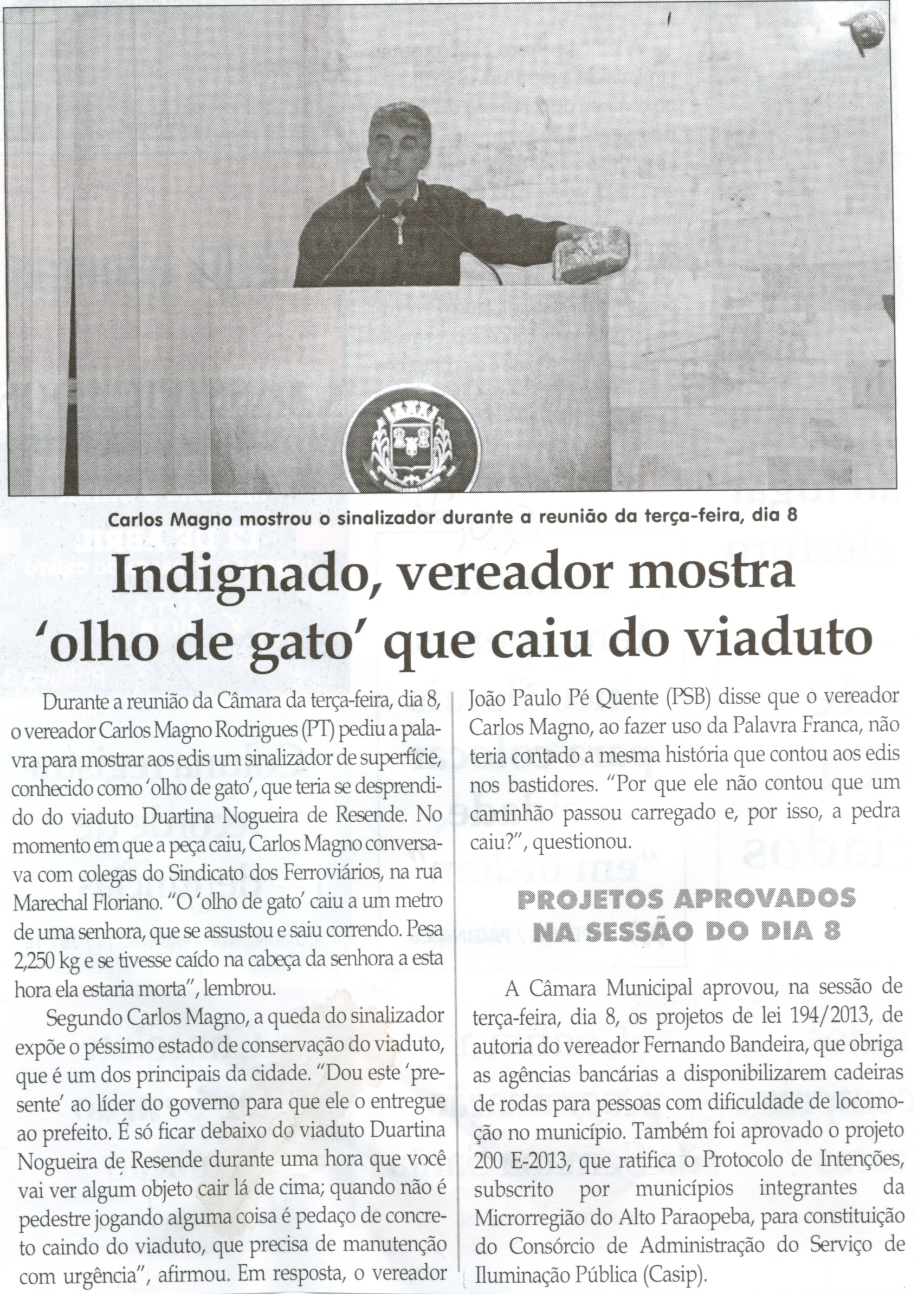 Indignado, vereador mostra "olho de gato" que caiu do viaduto. Jornal Correio da Cidade, Conselheiro Lafaiete, 18 mar. 2014, p. 2.