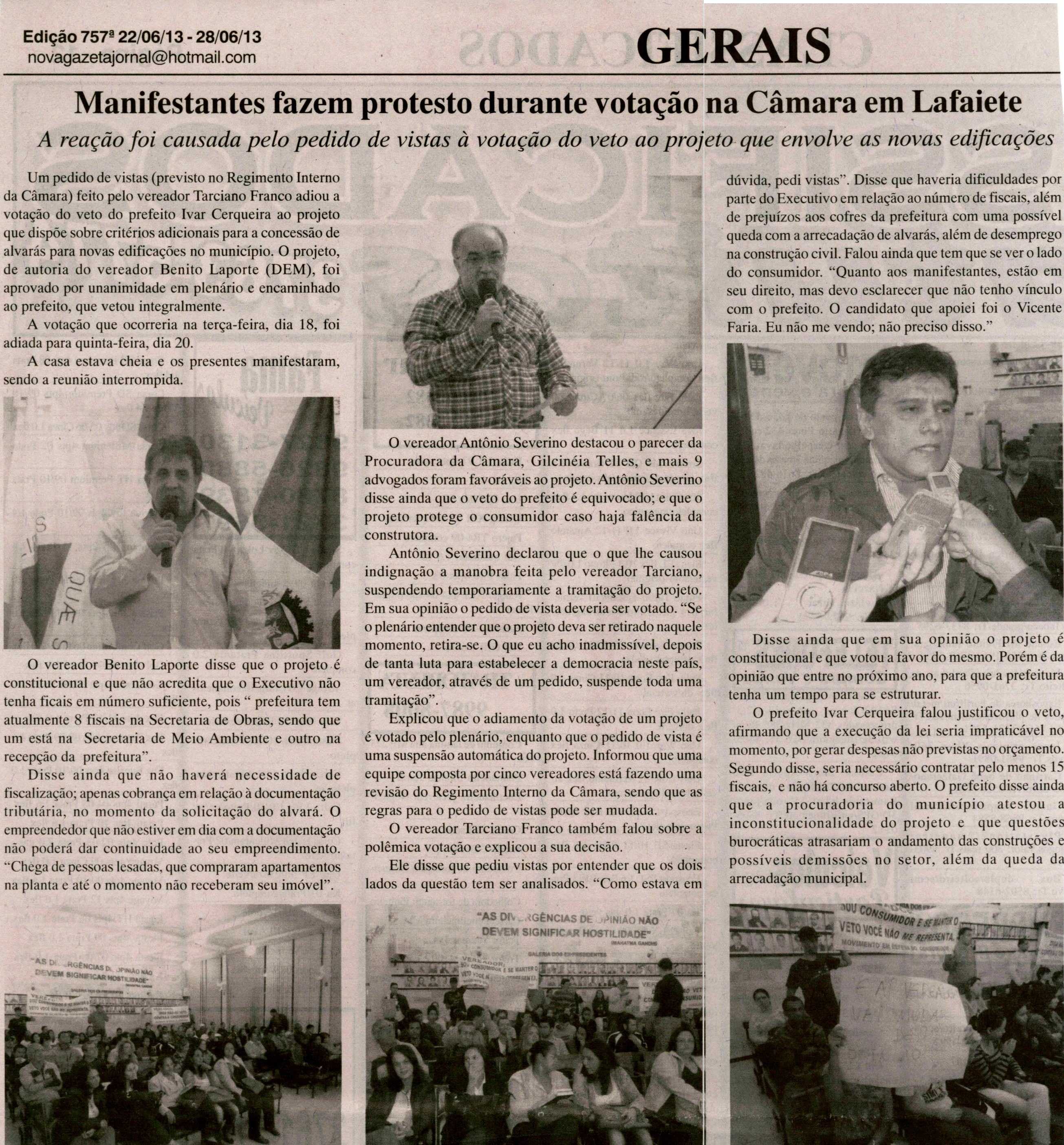 Manifestantes fazem protesto durante votação na Câmara em Lafaiete: a reação foi causada pelo pedido de vistas à votação do veto ao projeto que envolve as novas edificações. Jornal Nova Gazeta, Conselheiro Lafaiete, 22 jun. 2013, p. 11.