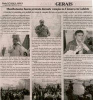 Manifestantes fazem protesto durante votação na Câmara em Lafaiete: a reação foi causada pelo pedido de vistas à votação do veto ao projeto que envolve as novas edificações. Jornal Nova Gazeta, Conselheiro Lafaiete, 22 jun. 2013, p. 11.