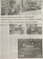 Novas máquinas pesadas e tratores para manutenção de vias públicas em Lafaiete contam com o trabalho do deputado Glaycon Franco. Jornal Correio da Cidade, Conselheiro Lafaiete, 25 de dez. de 2021, 1608ª ed., Caderno Política, p. 2.