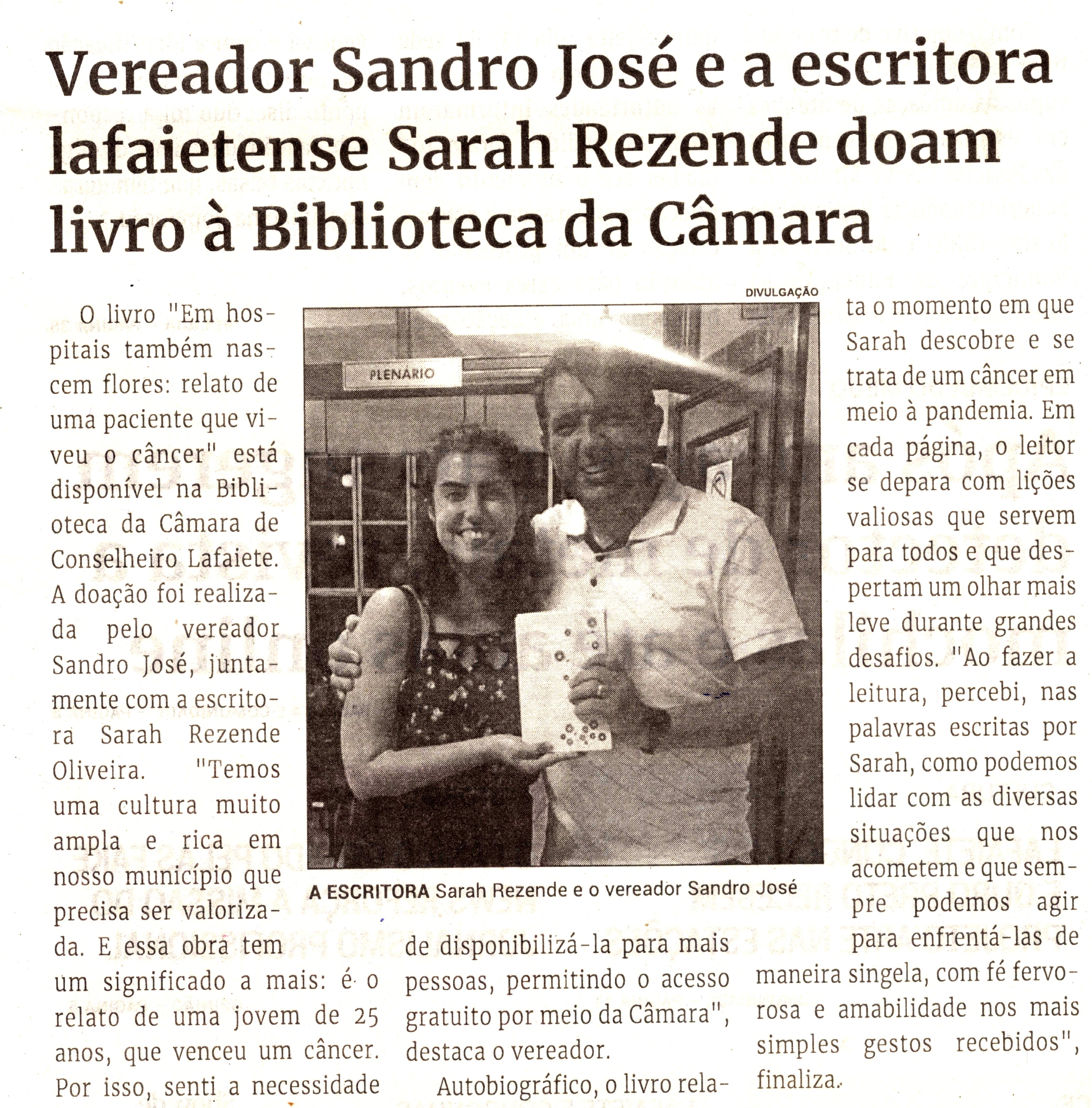 Vereador Sandro José e a escritora lafaietense Sarah Rezende doam livro à Biblioteca da Câmara. Jornal Correio da Cidade, Conselheiro Lafaiete de 15 a 21 de abr. de 2023, 1675ª ed. Caderno Política, p. 2.